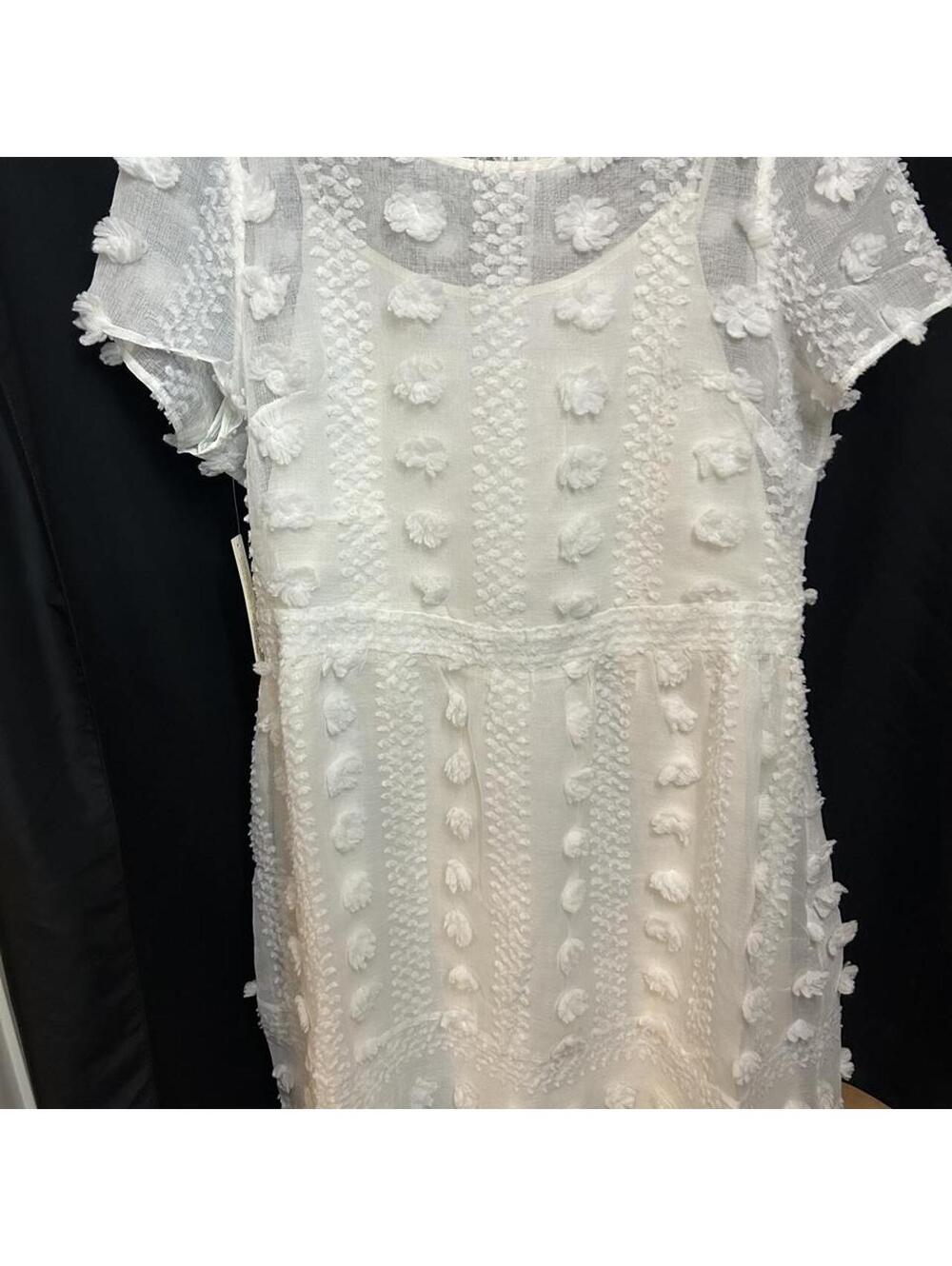 Anthropologie white dress with 3D floral embroidery #anthropologie #floral